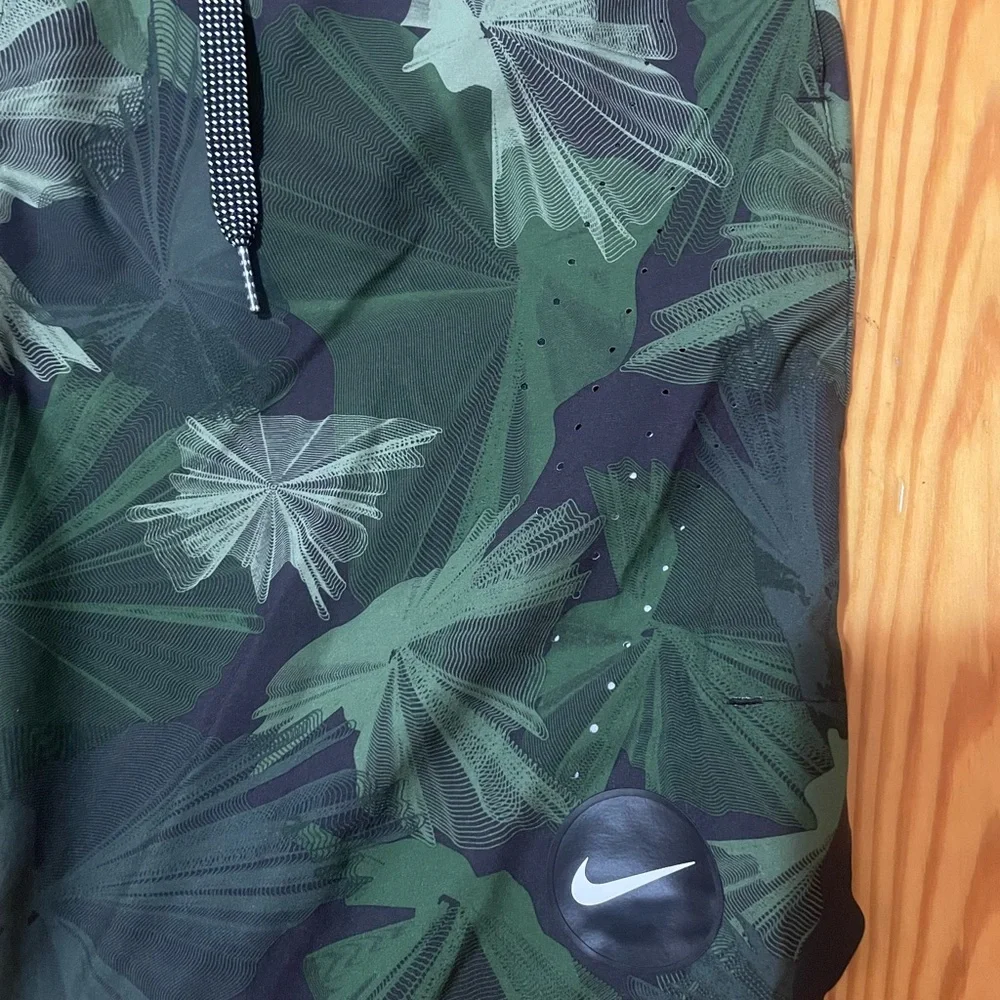 Nike Men’s Leaf Pattern Swim Shorts Size M